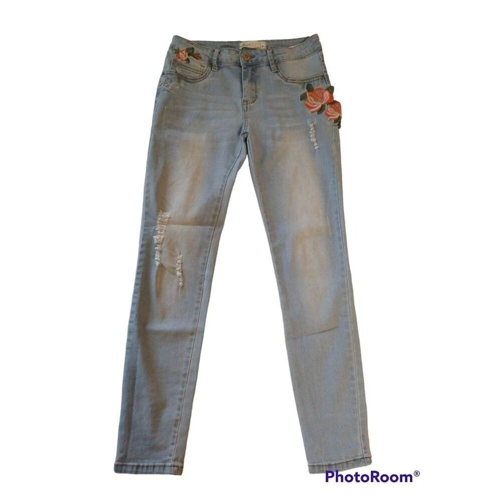 Angel kiss  Summer embroidered distressed size 7  jeans